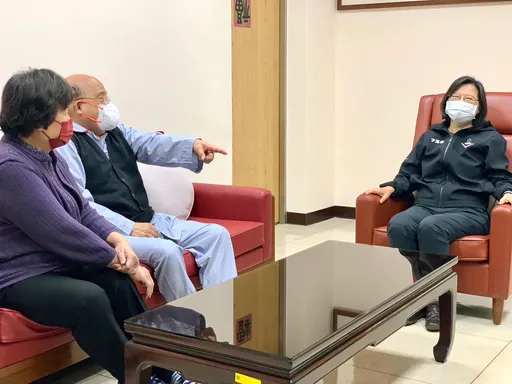 蘇貞昌自曝手術原因「在指揮中心出意外」！　蔡英文前往探視