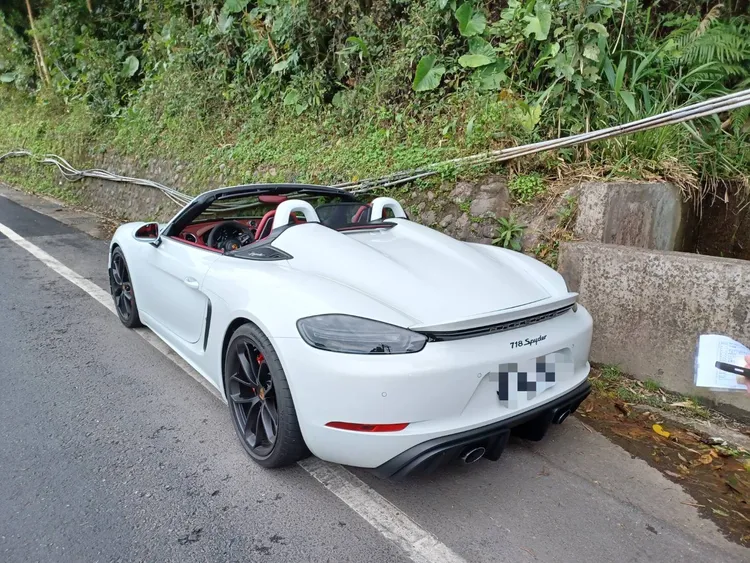 范男駕駛這輛要價482萬的保時捷敞篷跑車。新店警分局提供