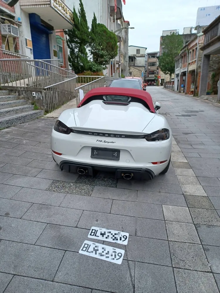 范男駕駛懸掛偽造車牌的車輛繼續行駛。新店警分局提供