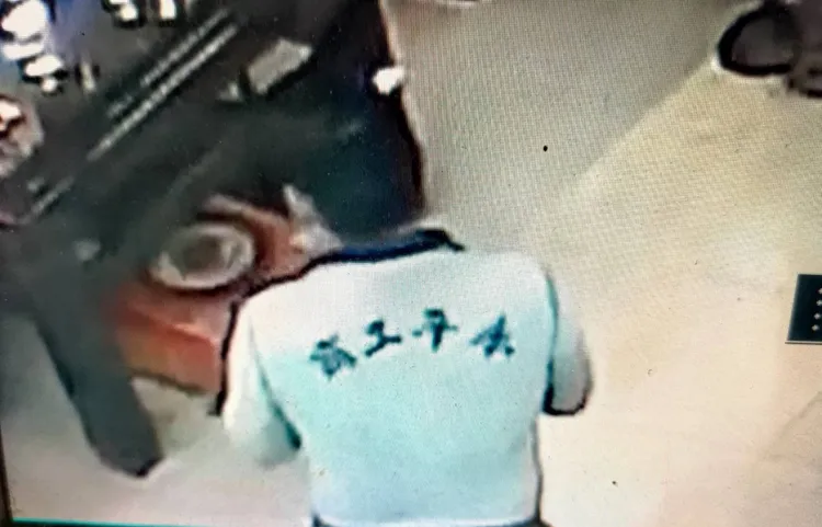 林嫌穿著從舊衣回收箱取得的高職外套，明顯特徵成為警方追查重點。讀者提供