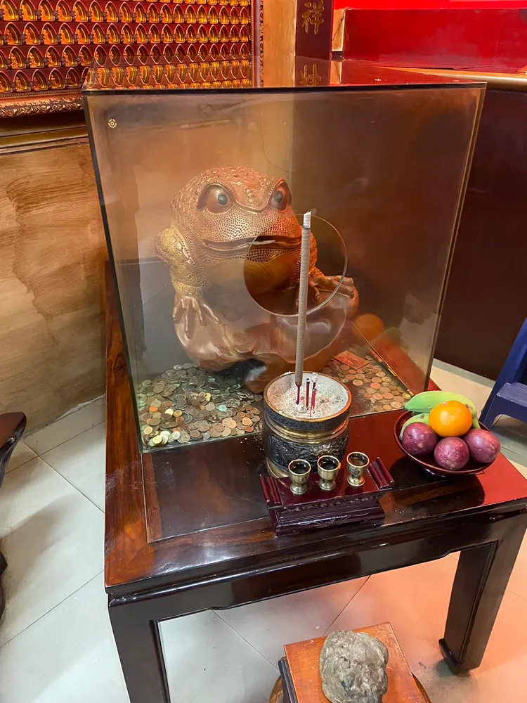 林嫌見箱內放置信徒供奉的零錢，隨手抓了一把離去。讀者提供