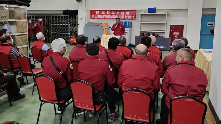 捐贈儀式在二重分隊舉行。新北市消防局提供