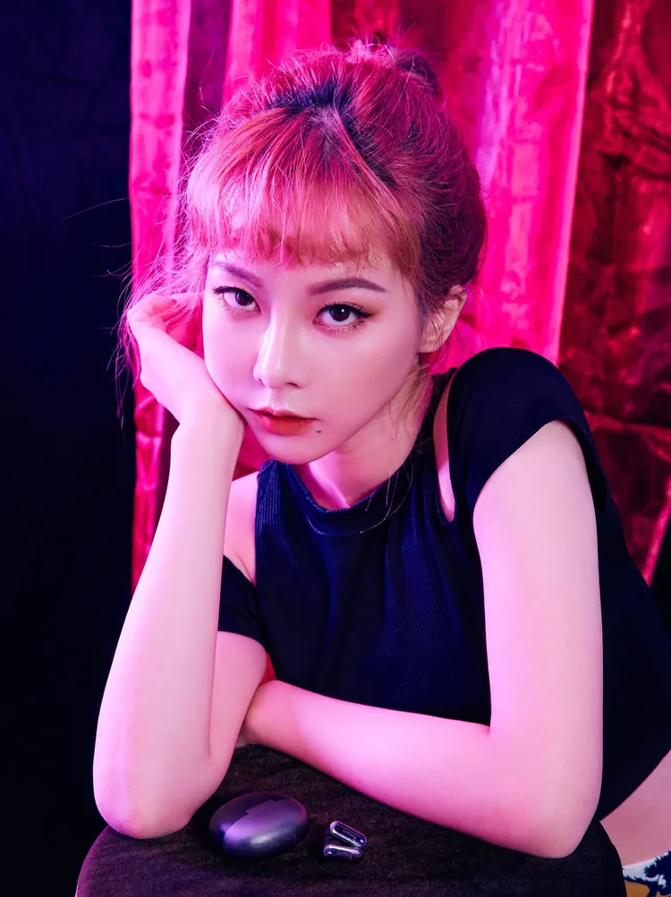 奎丁挑戰做棒式伏地挺身。引自奎丁IG