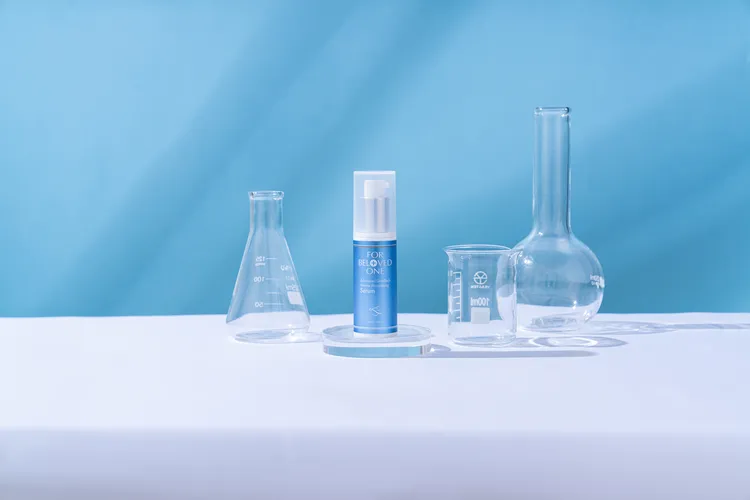 黃金藍銅玻尿酸保濕精華，售價1600元。業者提供