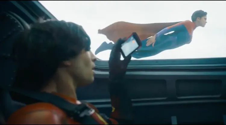 片中還出現女超人。翻攝預告