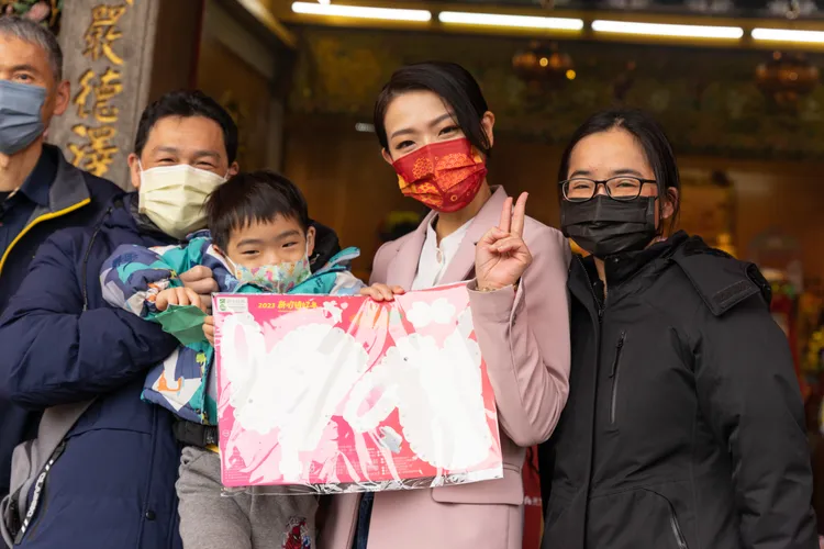 高虹安在新竹天后宮發放小提燈。新竹市府提供