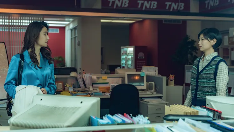 林心如（左）和江宜蓉繼《華燈初上》後再合作《模仿犯》，化身新聞台上司與下屬。Netflix提供