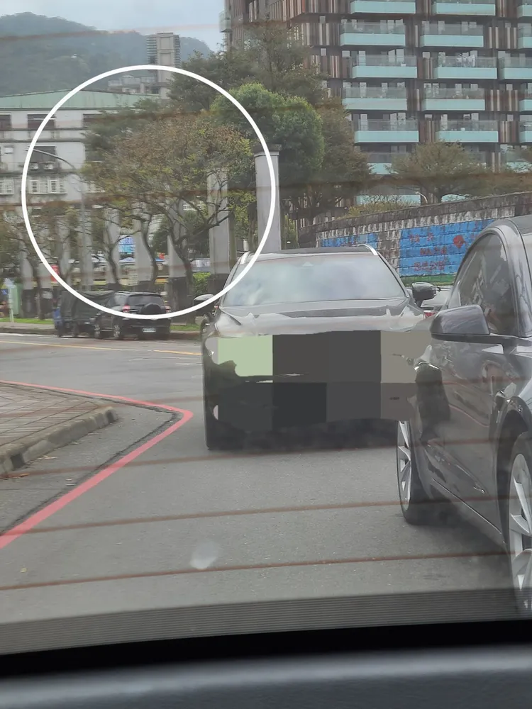 不少汐止人好奇運動場一排「神秘柱子」的用途。翻攝自「汐止集團」臉書