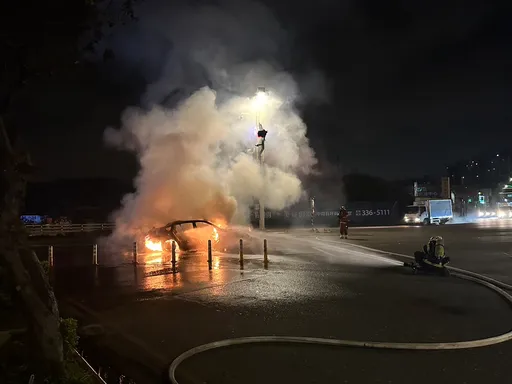 桃園清晨火燒車　駕駛偕女友緊急逃生