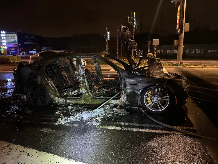 整部車幾乎被燒成廢鐵。桃園警分局提供