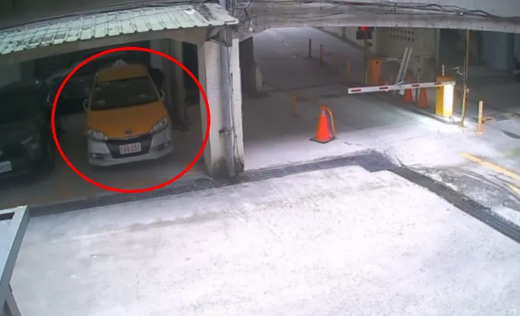 蔡男敲破計程車車窗後，進入車內行竊。，翻攝畫面