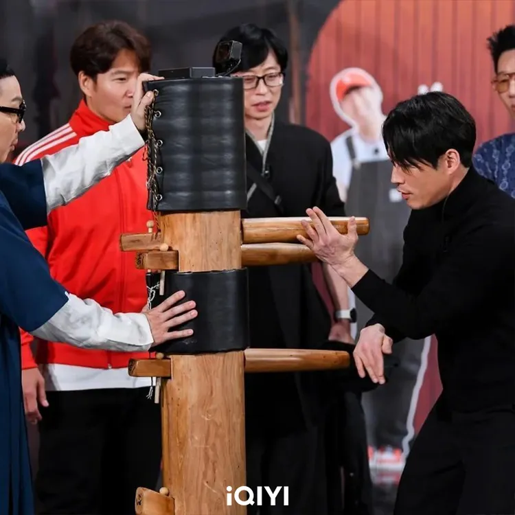 張赫用木人樁打拳。愛奇藝國際站