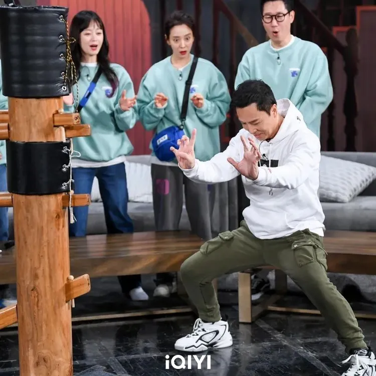 甄子丹教成員們詠春拳、虎拳等招式並模仿起成龍的醉拳。愛奇藝國際站