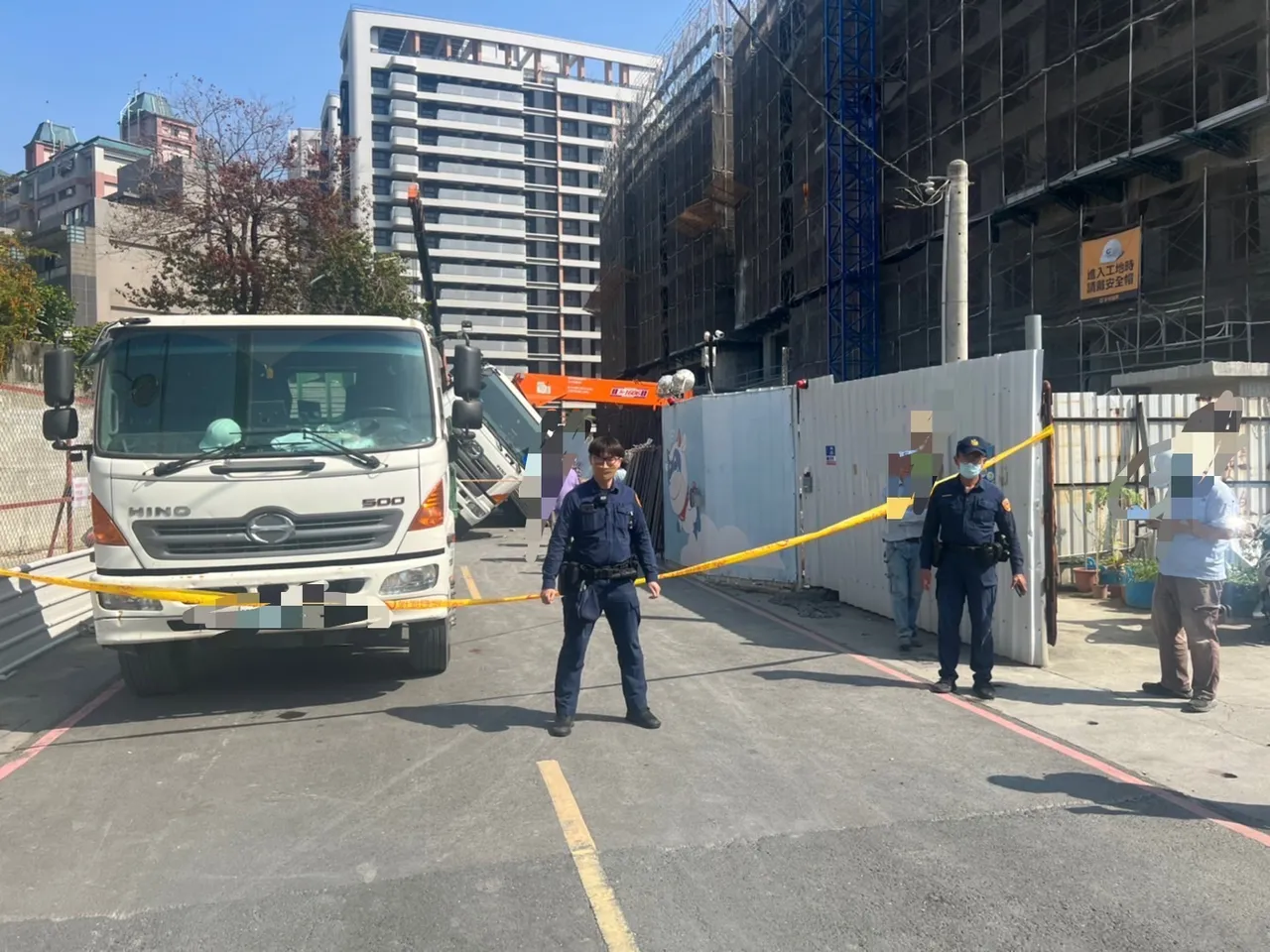 警方到場封閉事故工地現場。讀者提供