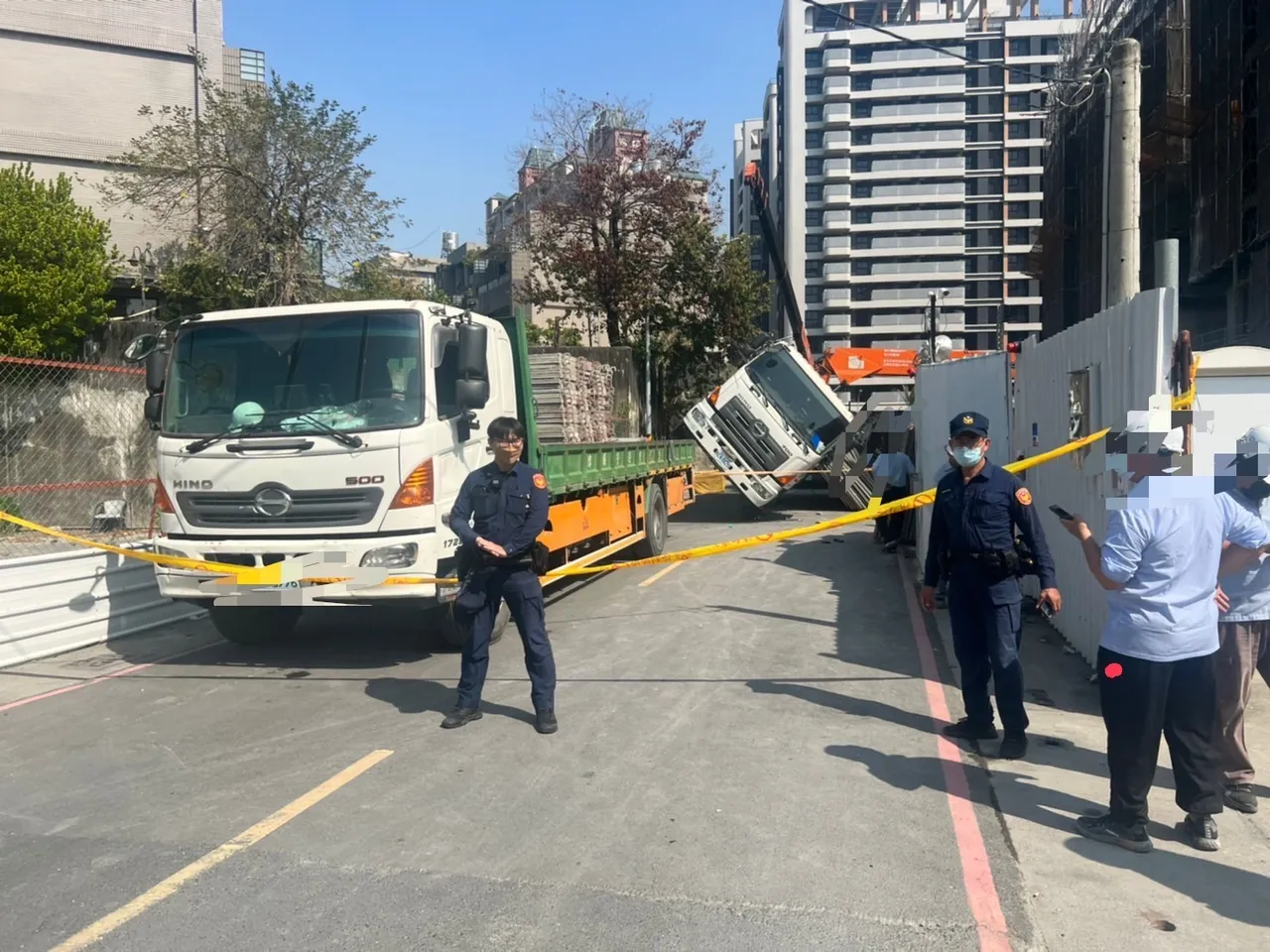 警方到場封閉事故工地現場。讀者提供