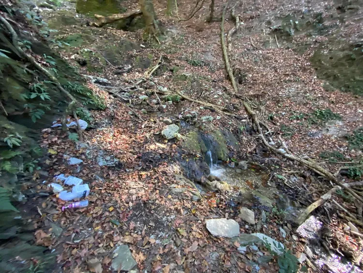 滿地的垃圾。翻攝臉書社團靠北登山大小事