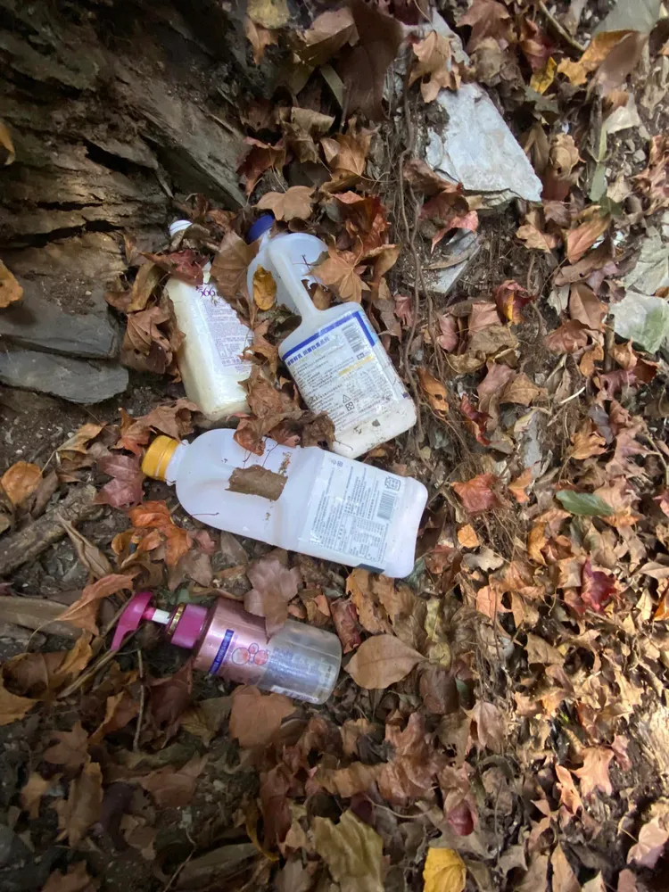 地上放有沐浴乳瓶罐。翻攝臉書社團靠北登山大小事