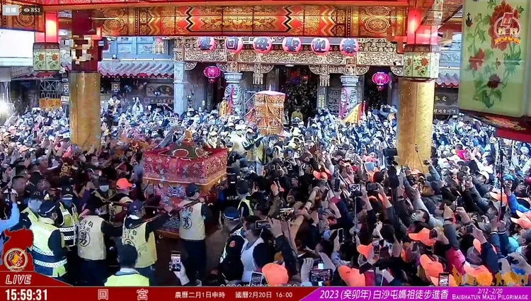 數以萬計的民眾將拱天宮內外擠得水泄不通。翻攝白沙屯拱天宮臉書