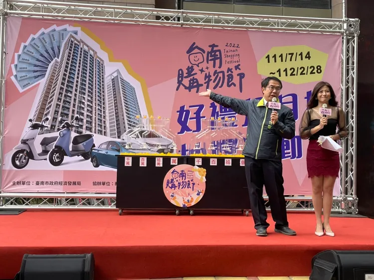 黃偉哲呼籲民眾把握最後機會，下一波將送出輕豪宅。市府提供