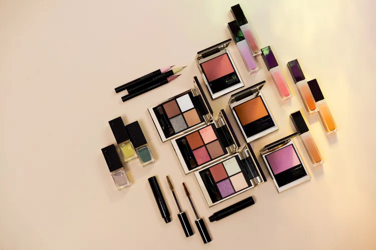 SUQQU以草木染為靈感打造的2023春妝。品牌提供