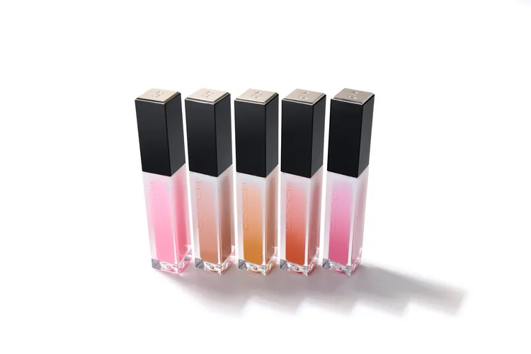 晶采極潤唇釉，各1500元。品牌提供