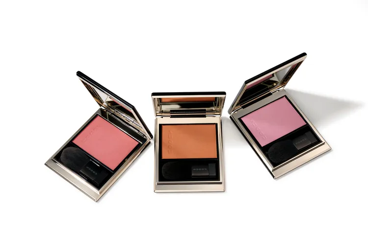 晶采光潤頰彩，各2100元。品牌提供