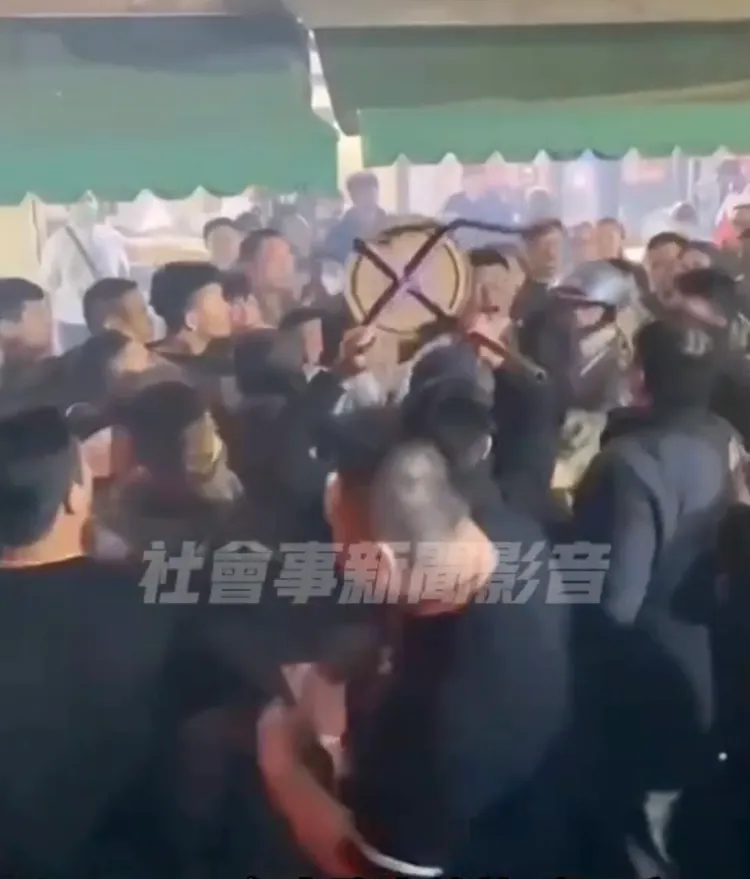 有人抄起椅子，火線一觸即發。翻攝「社會事新聞影音」