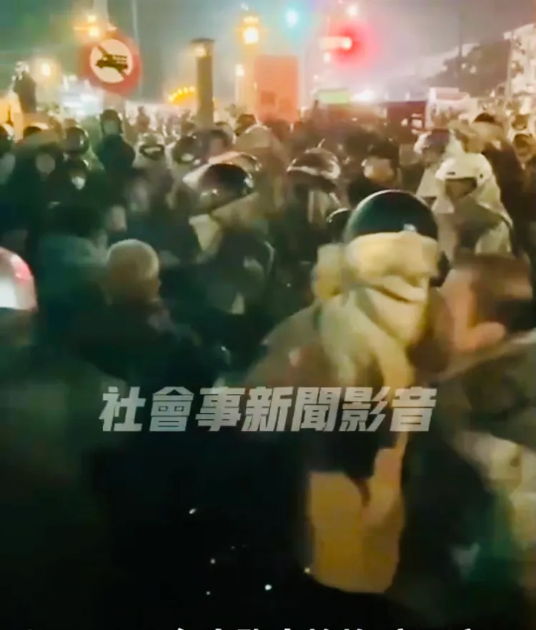 旁人急忙勸架拉開。翻攝「社會事新聞影音」