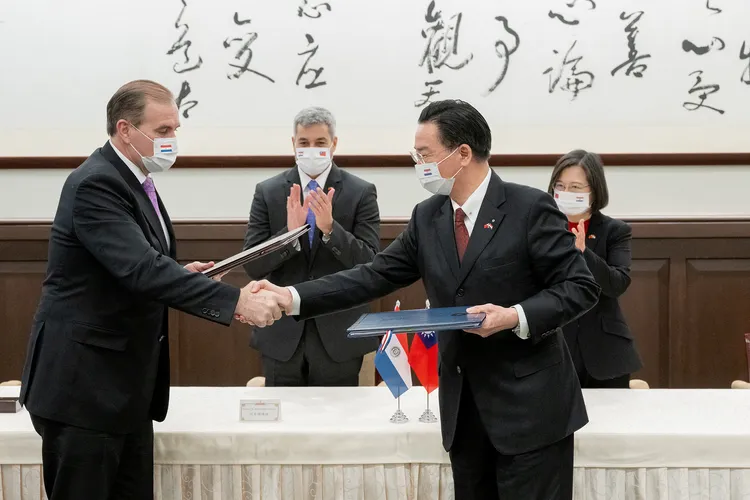 總統蔡英文與阿布鐸見證兩國簽署合作協定。路透社