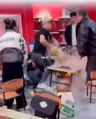 氣急敗壞的魏男，起身就拿湯潑撒朋友。引自微博