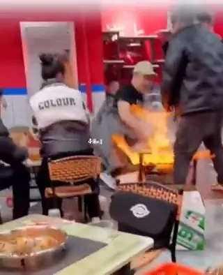 後來戰局擴大，魏姓男子想打人自己站不穩，推倒火鍋，現場火光四起十分恐怖。引自微博