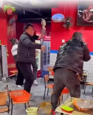 被灑到熱湯的男子頭上還冒著煙，網友猜測他可能會毀容。引自微博