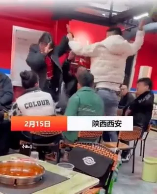 一開始女子和對面男子看似先起口角，雙方拿酒瓶互砸。引自微博