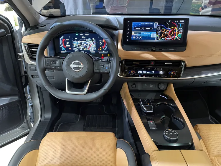 數位化的座艙配置包含12.3吋數位儀表板、10.8吋數位抬頭顯示器，中控台則採懸浮式12.3吋數位影音主機。圖為橘內裝車型。林浩昇攝