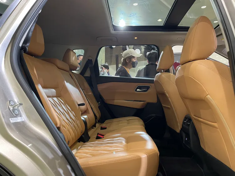 後座擁有寬敞的乘坐空間，並且標準配置全景玻璃天窗。林浩昇攝