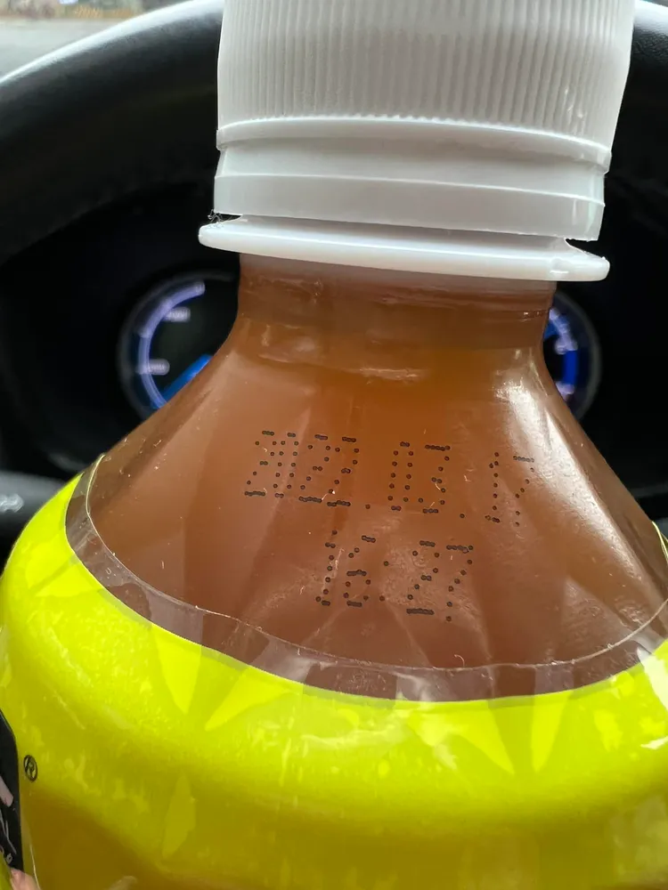 業主拿給師父的飲料，接近瓶口處標示有效期限是去年3月17日，已過期快一年。翻攝自臉書「爆廢公社二館」