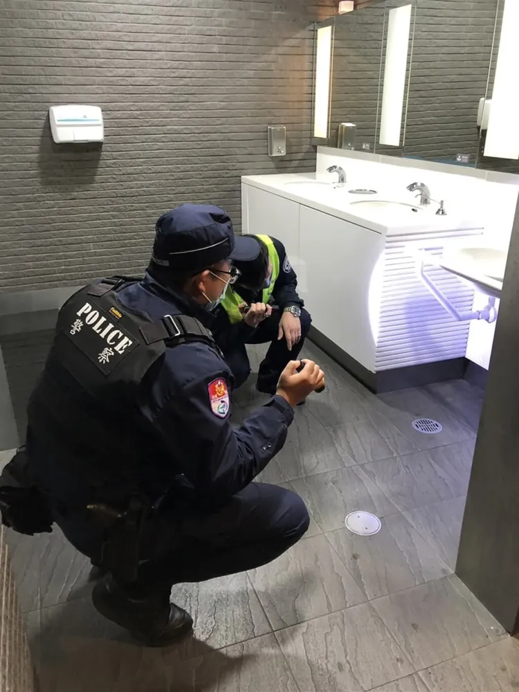 桃園捷運公司3日上午接到恐嚇電話，對方揚言要在桃園機場捷運A1台北車站放置炸彈，桃捷公司第一時間已向警方報案，員警針對車站進行巡檢。中央社，桃捷提供