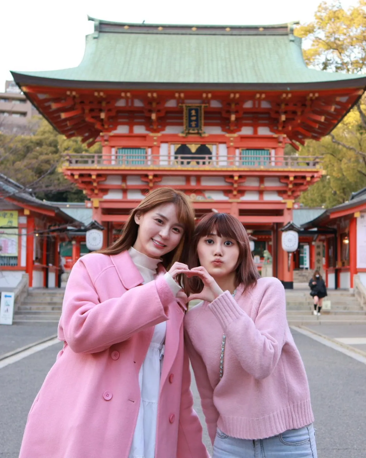 短今（左）和豆芽（右）回国时拿错护照闹了大乌龙。翻摄短今IG