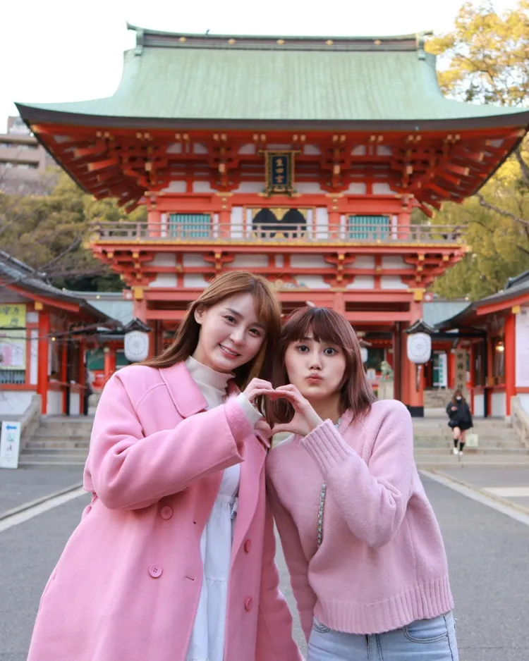 短今（左）和豆芽（右）回國時拿錯護照鬧了大烏龍。翻攝短今IG