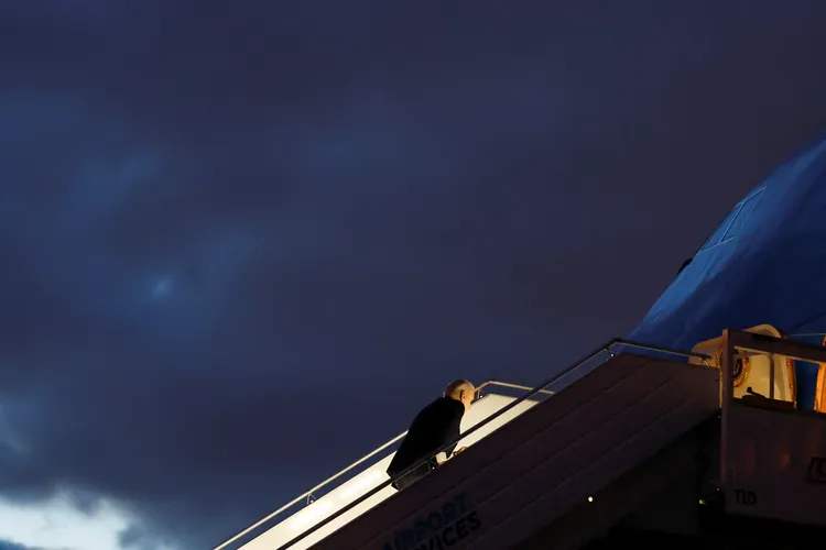 拜登踏上空軍一號專機之前，摔了一跤但很快站起來。路透社