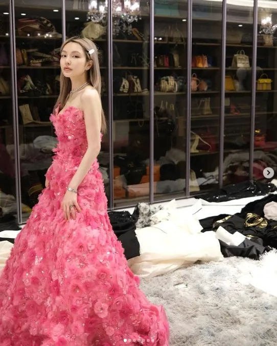 她試禮服照片，網友樓歪忍不住注意她後方的包包牆。引自周揚青IG