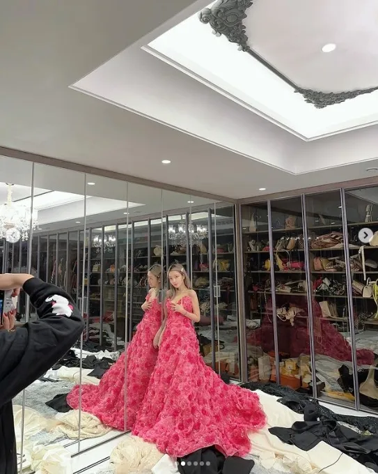 滿牆名牌包包，也有愛馬仕。引自周揚青IG