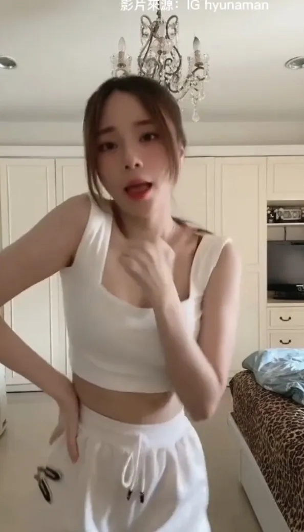 綁馬尾扭腰擺臀，動一下。IG@hyunaman 提供