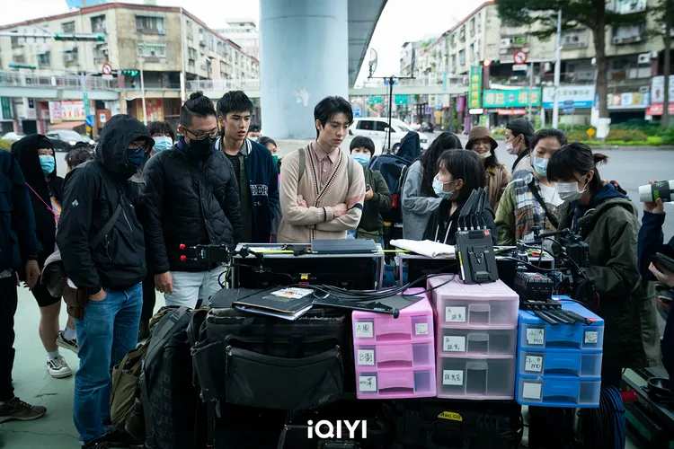 曾敬驊（前排左三）也認為導演「漫畫式」的拍攝手法上處理得很特別。愛奇藝國際站提供