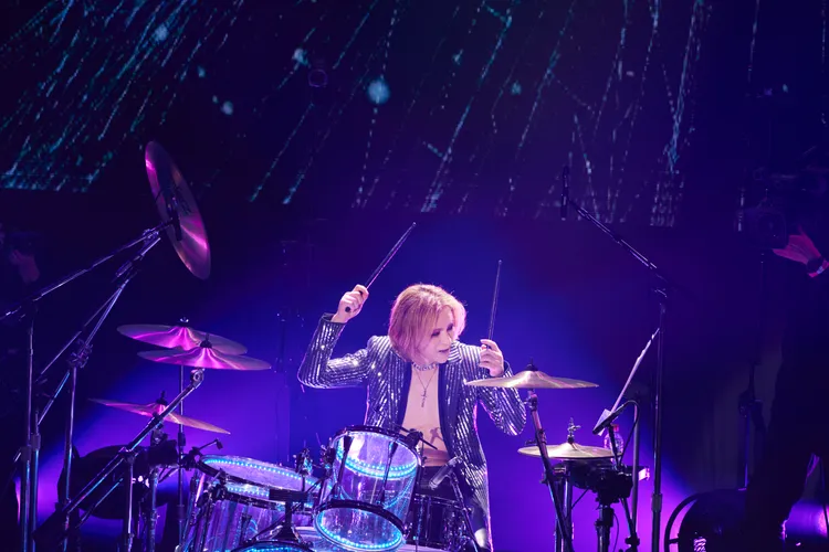 YOSHIKI在THE LAST ROCKSTARS舞台上重拾鼓棒，令眾多樂迷興奮不已。翻攝yoshikiofficial IG