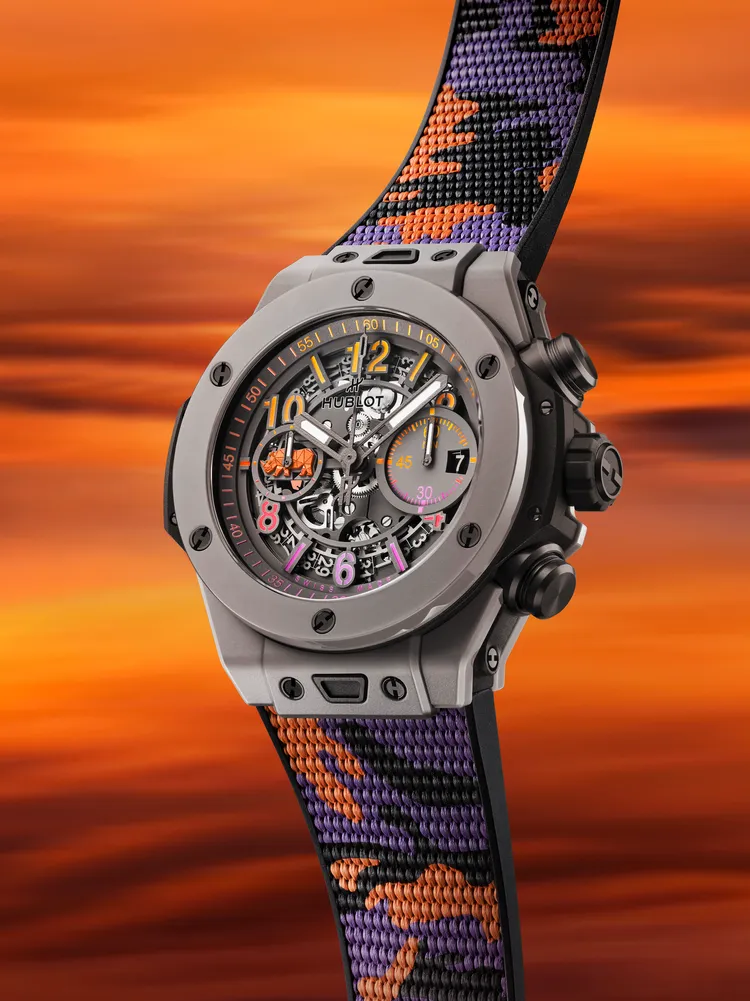 鏤空錶面上引入繽紛色彩填充的阿拉伯數字時標，象徵了非洲大地落日餘暉的多變樣貌。品牌提供