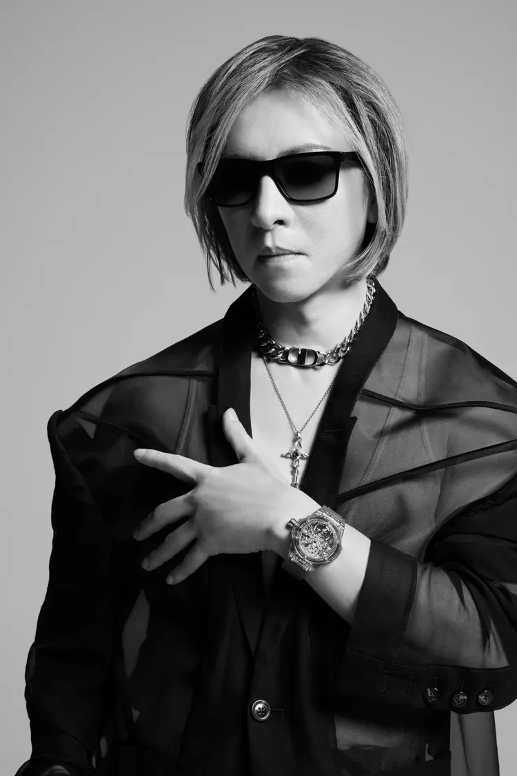 YOSHIKI近日登上日本雜誌所佩戴的瑞士宇舶錶，和他一樣具備了高冷卻又擁有暖心內涵的特質。翻攝HUBLOT JAPAN推特