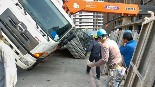 驚悚！拖板車駕駛徒手撐不住整車鷹架　5秒奪命畫面曝光