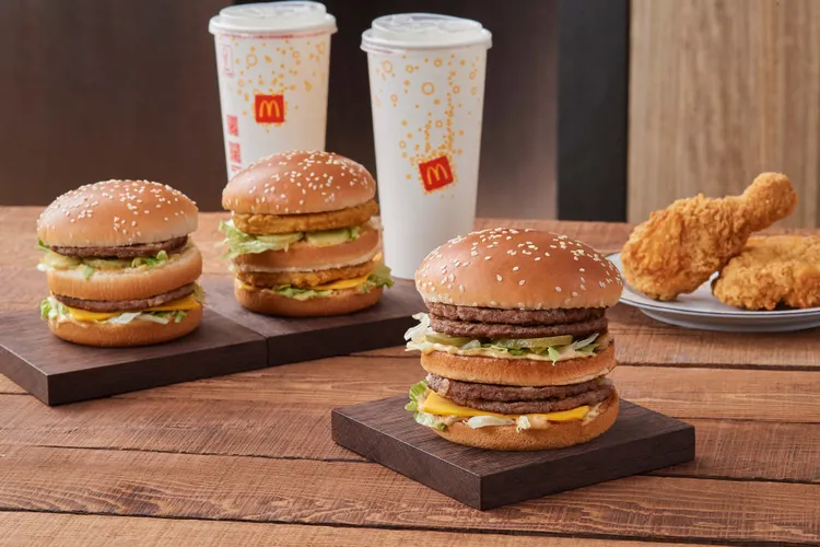 「無敵大麥克」多達15層的豐富口感，每口都能吃到多汁肉香。業者提供