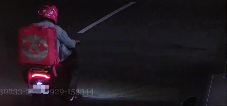女車手竟是一名熊貓外送員，警方循線查獲詐騙集團大本營。翻攝畫面